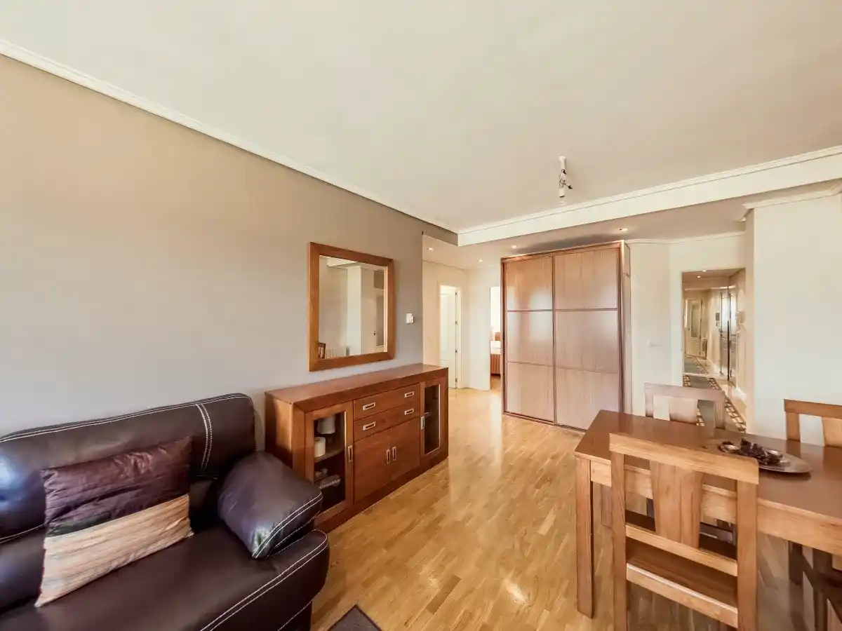 Recorrido virtual 360 por un piso moderno y luminoso, mostrando un ejemplo de tour para el sector inmobiliario en La Rioja.